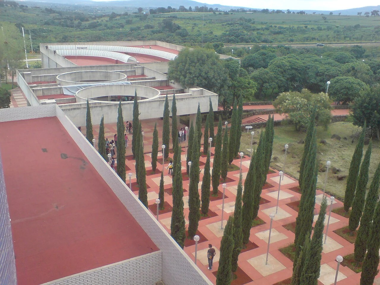 Patio y edificios del Centro Universitario de Los Altos de la UdeG, en Tepatitlán.
