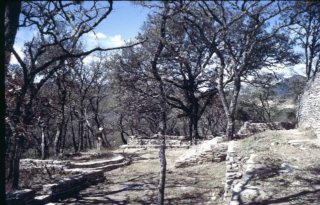 Muros de piedra y espacios habitacionales de la zona arqueológica de Ranas, Querétaro