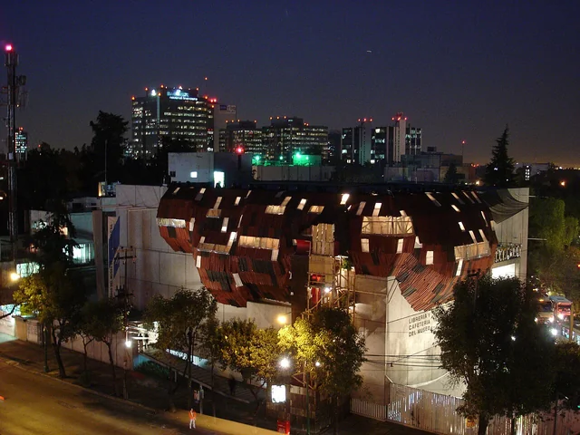 Fachada del Museo de Arte Carrillo Gil durante una intervención artística de 2004