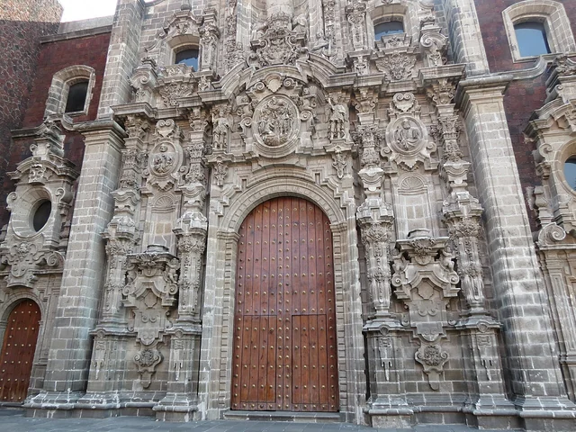 Fachada de la Biblioteca Miguel Lerdo de Tejada, en el Centro Histórico
