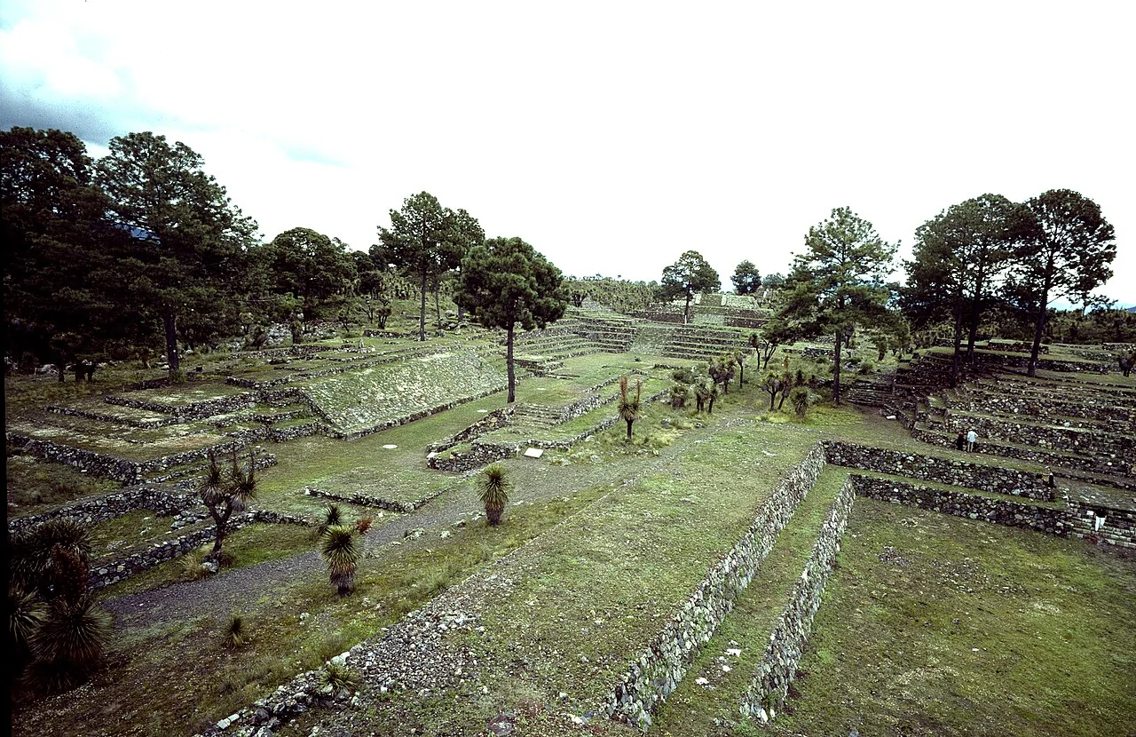 Cancha de juego de pelota y sucesión de patios en la zona arqueológica de Cantona