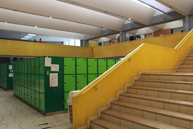 Escaleras y casilleros del edificio L de Ciencias y Artes para el Diseño, UAM Azcapotzalco.