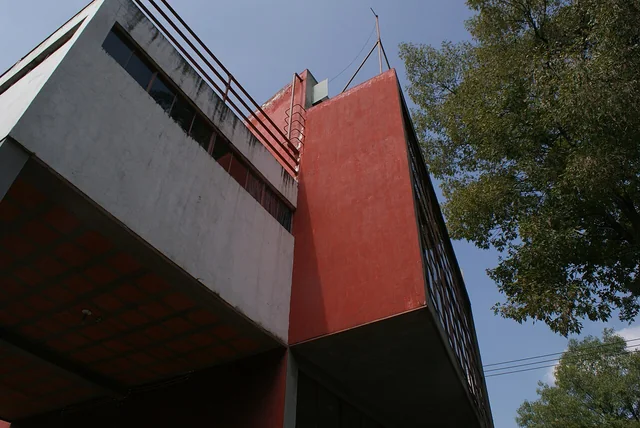 Volúmenes blancos y rojos de la casa estudio de Diego Rivera en San Ángel