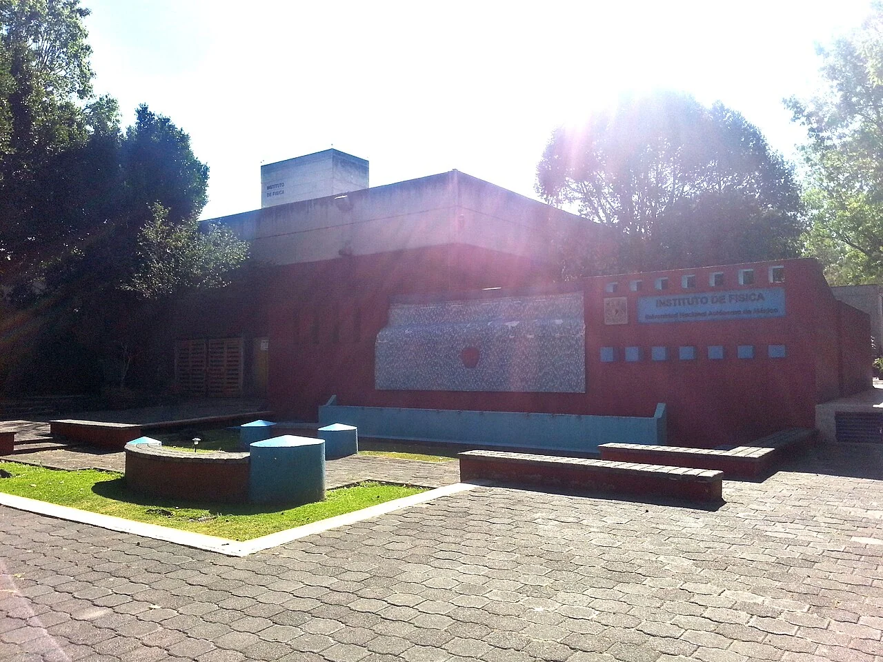 Exterior del Instituto de Física de la UNAM en Ciudad Universitaria.