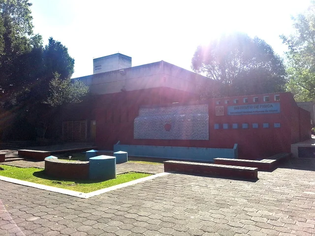 Exterior del Instituto de Física de la UNAM en Ciudad Universitaria.