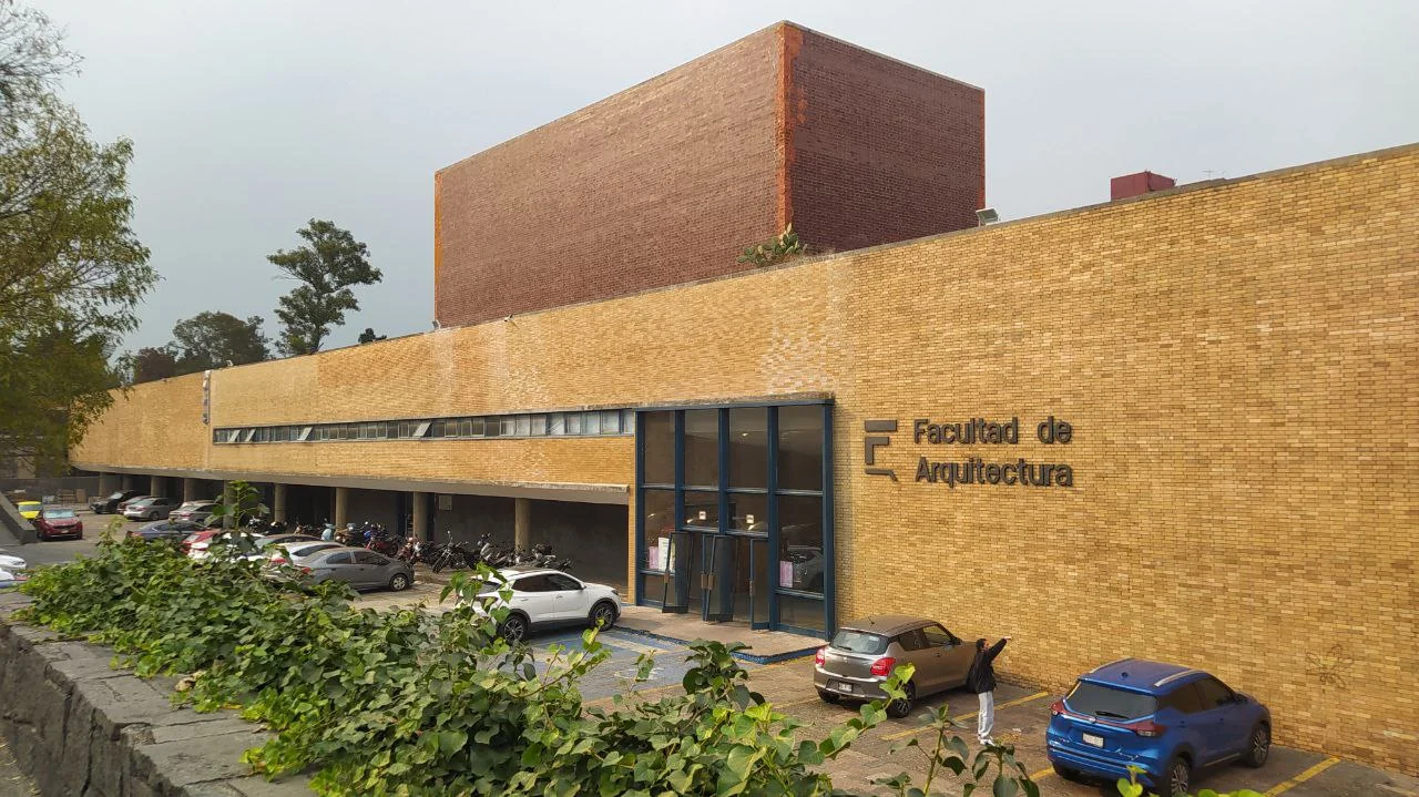 Acceso sur de la Facultad de Arquitectura de la UNAM, en Ciudad Universitaria.