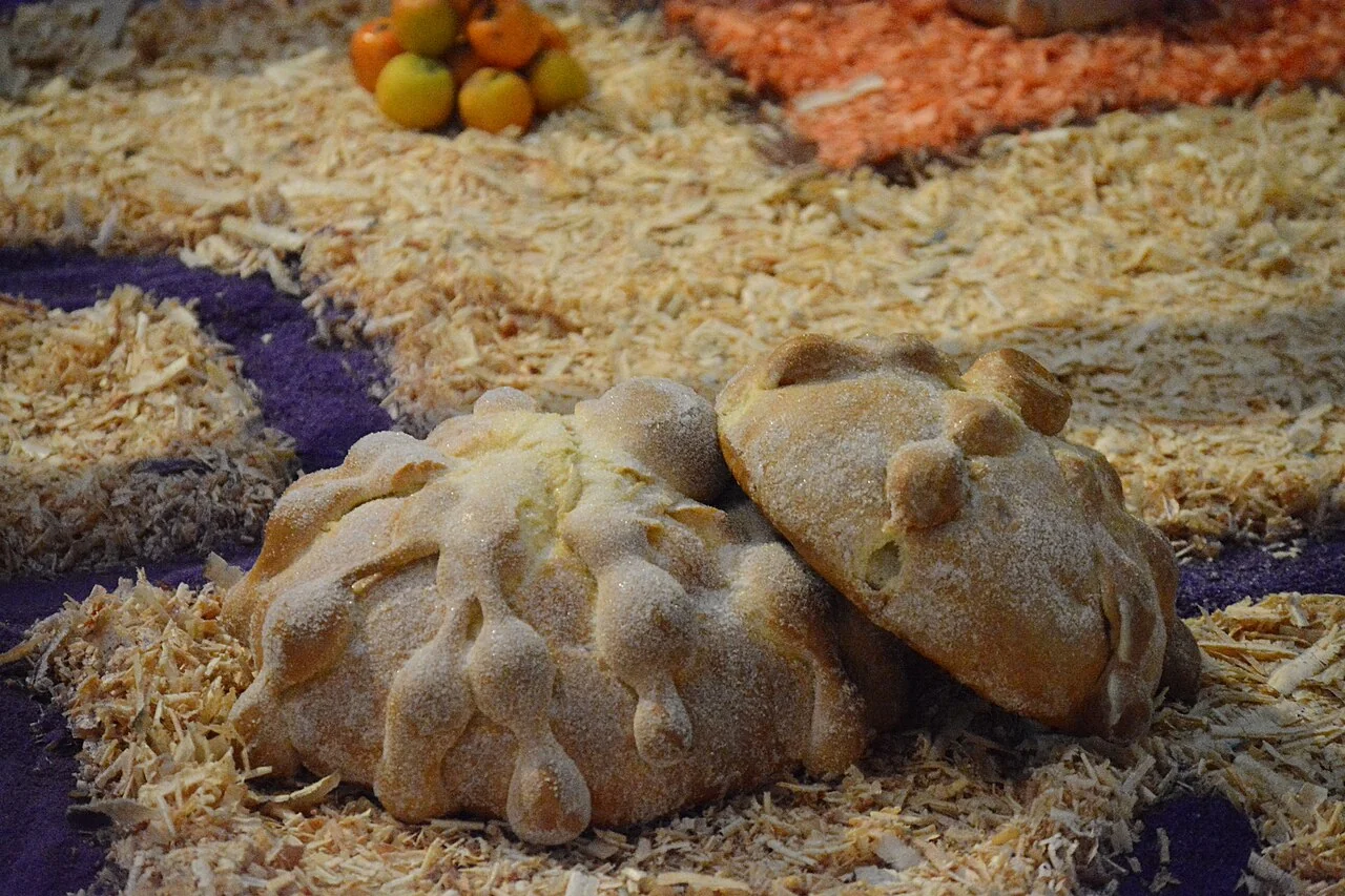 Pan de muerto tradicional fotografiado como parte de una ofrenda