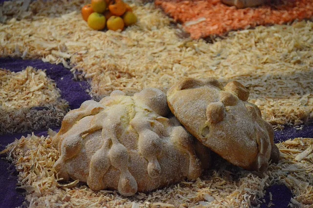 Pan de muerto tradicional fotografiado como parte de una ofrenda
