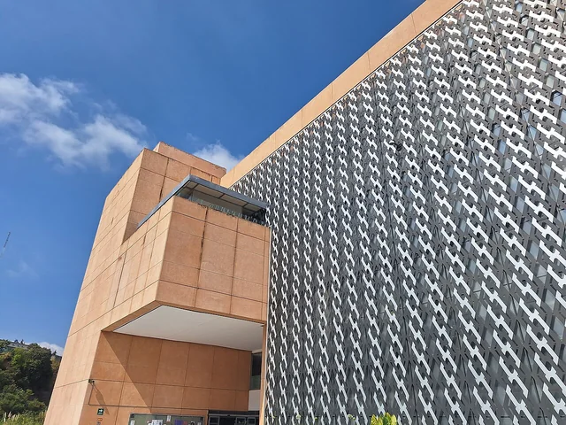 Detalle de la fachada y la celosía de la Unidad Cuajimalpa de la Universidad Autónoma Metropolitana.