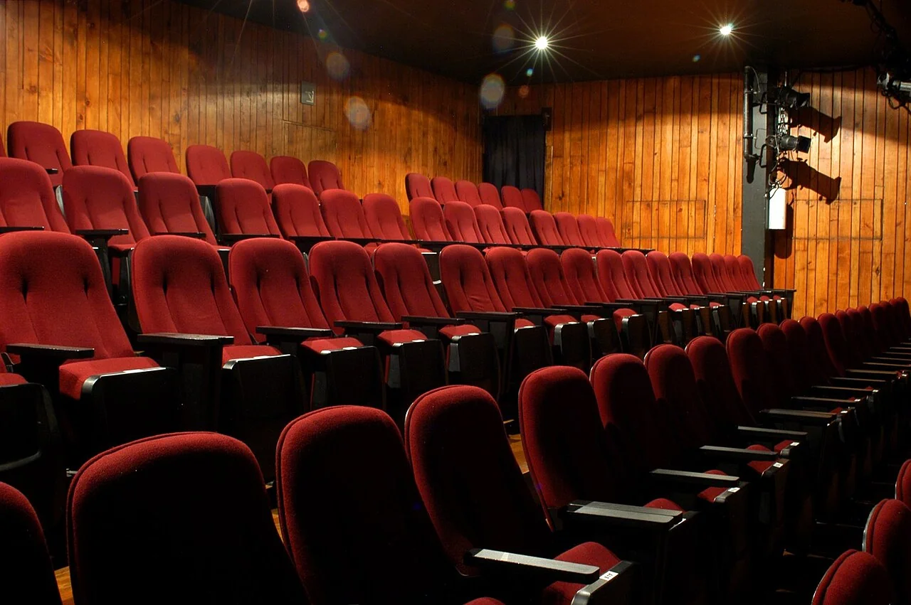 Butacas y espacio escénico de la Sala Xavier Villaurrutia del Centro Cultural del Bosque