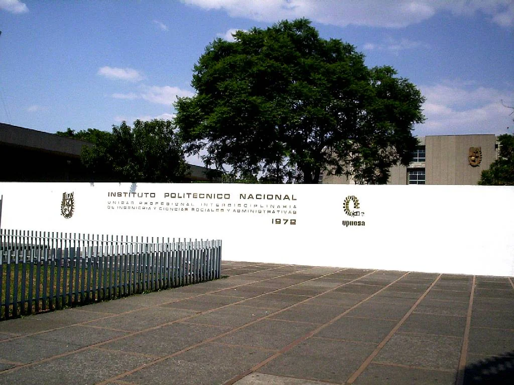 Acceso a la Unidad Profesional Interdisciplinaria de Ingeniería y Ciencias Sociales y Administrativas del IPN.