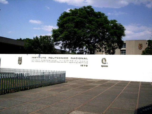 Acceso a la Unidad Profesional Interdisciplinaria de Ingeniería y Ciencias Sociales y Administrativas del IPN.