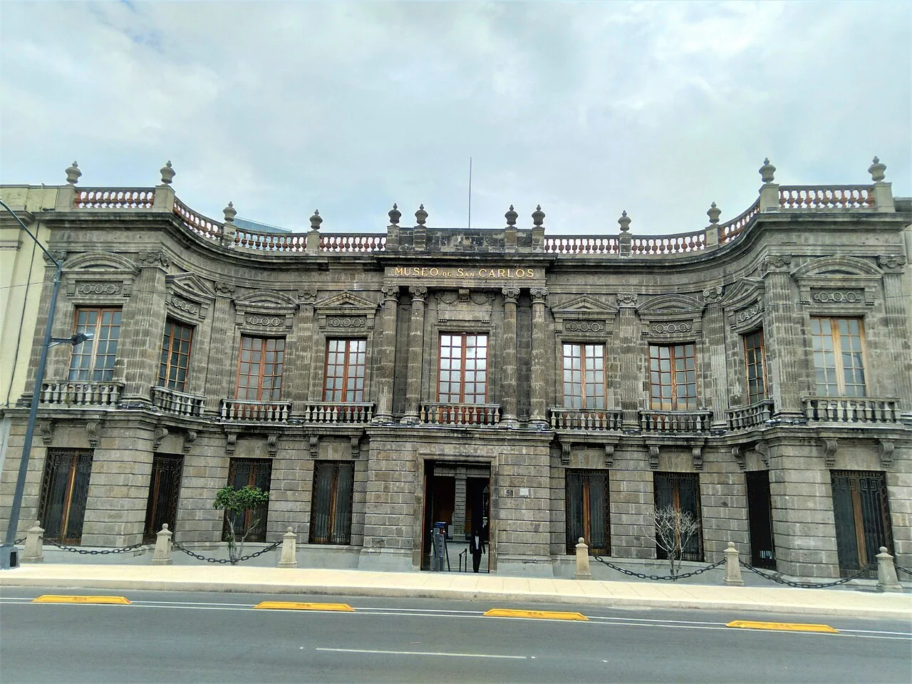 Fachada del Museo Nacional de San Carlos, sede del conversatorio sobre Vizcaínas